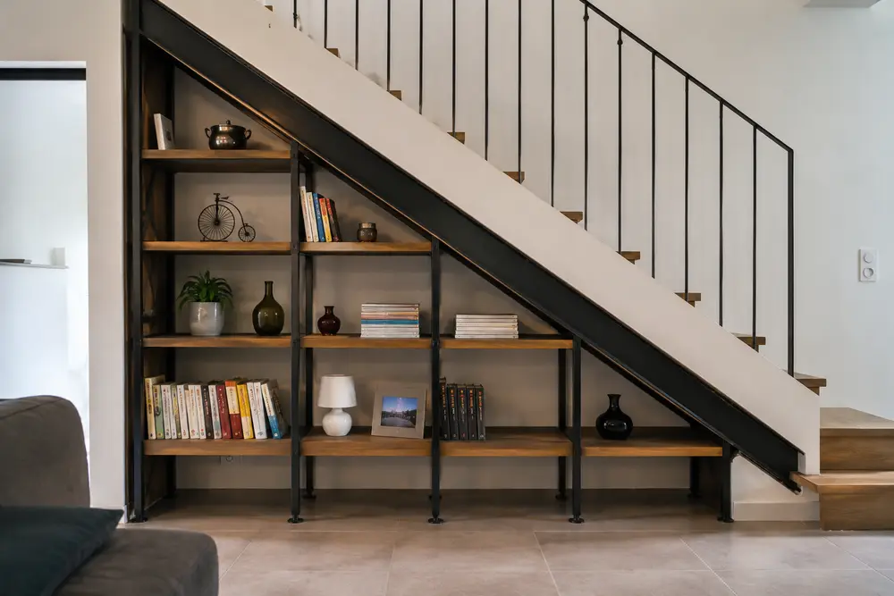 Bibliothèque sous escalier